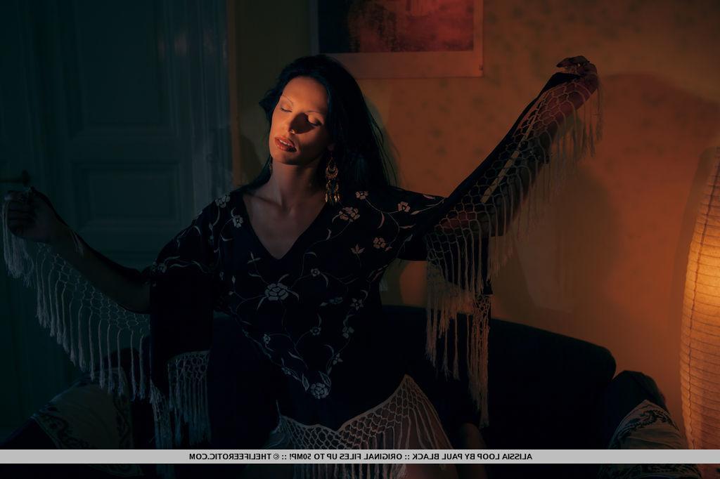 16P Erotic pinup model Alissia Loop likes it in the dark