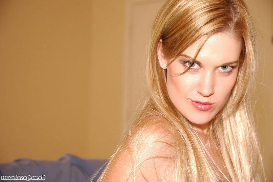 16P Pictures of teen cutie Brenna showing off on the couch