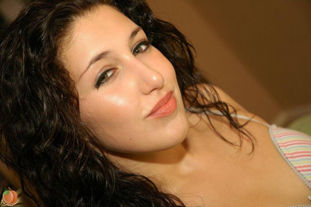 16P Pictures of wet peach Riley waiting for you on the couch