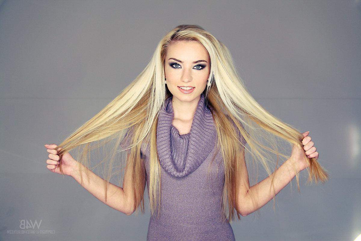 16P Gorgeous teen model Diana strips down to her shoes and waits for you