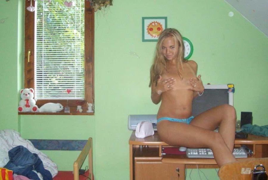15P Pictures of horny girlfriends showing off on cam