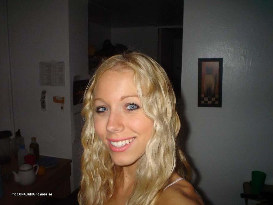 15P Pictures of Julia posing sexy after a shower