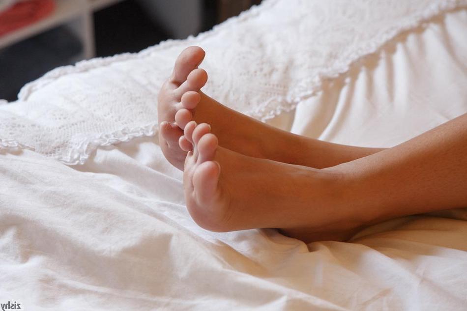 8P Blonde beauty Patyon Demilo waits for you in bed