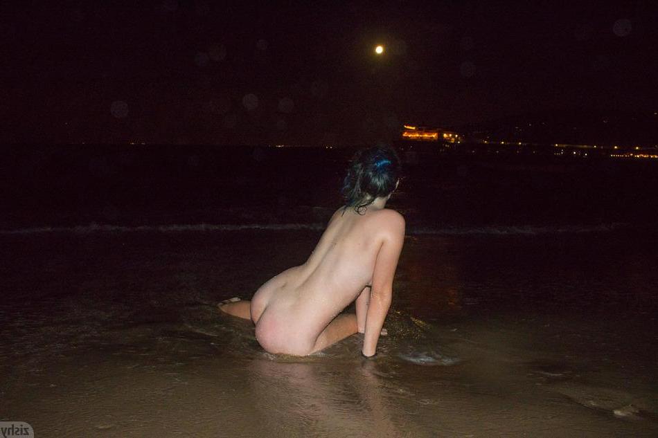 8P Pretty girl Skylar Anke teases with her hot body outside