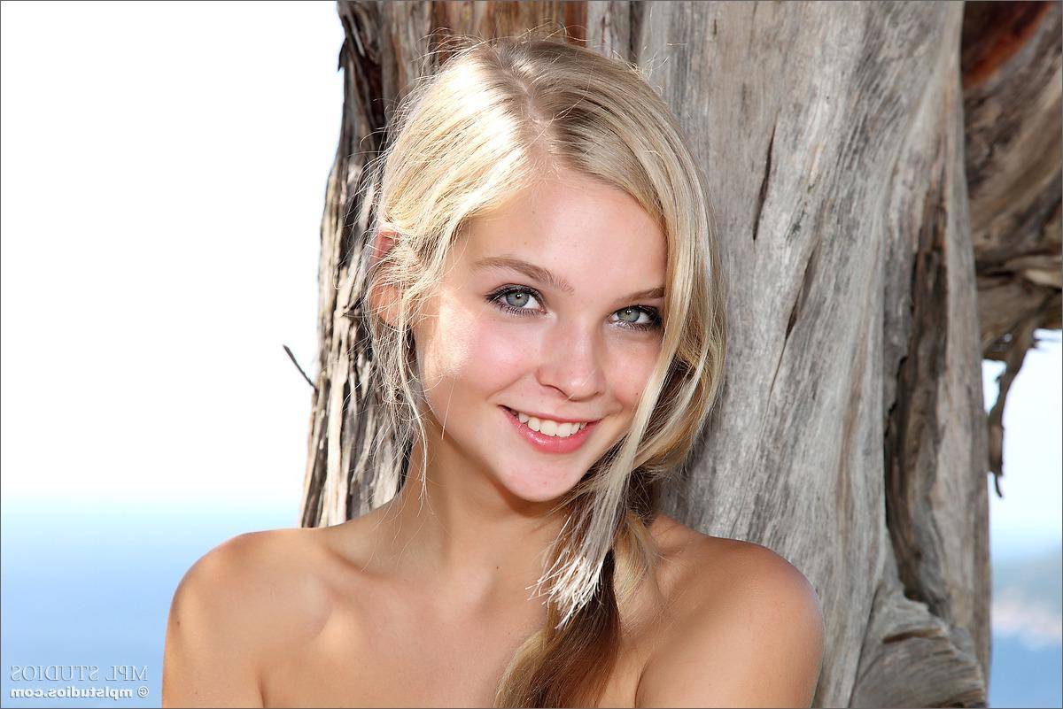 12P MPL Studios Presents Sienna in "Easy To Love"
