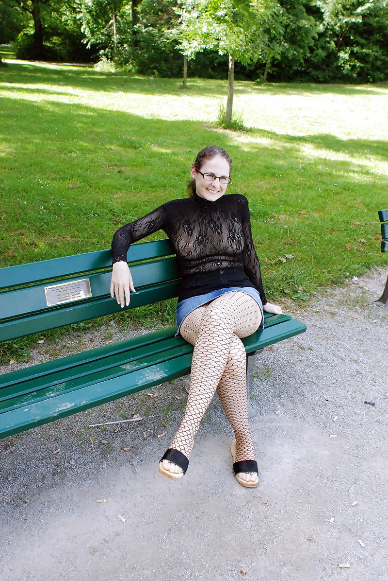 25P Zeigefreudig im Park , teasing at the public park