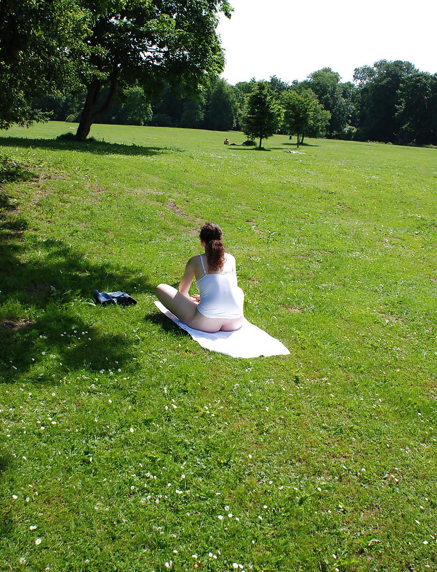 25P Zeigefreudig im Park , teasing at the public park
