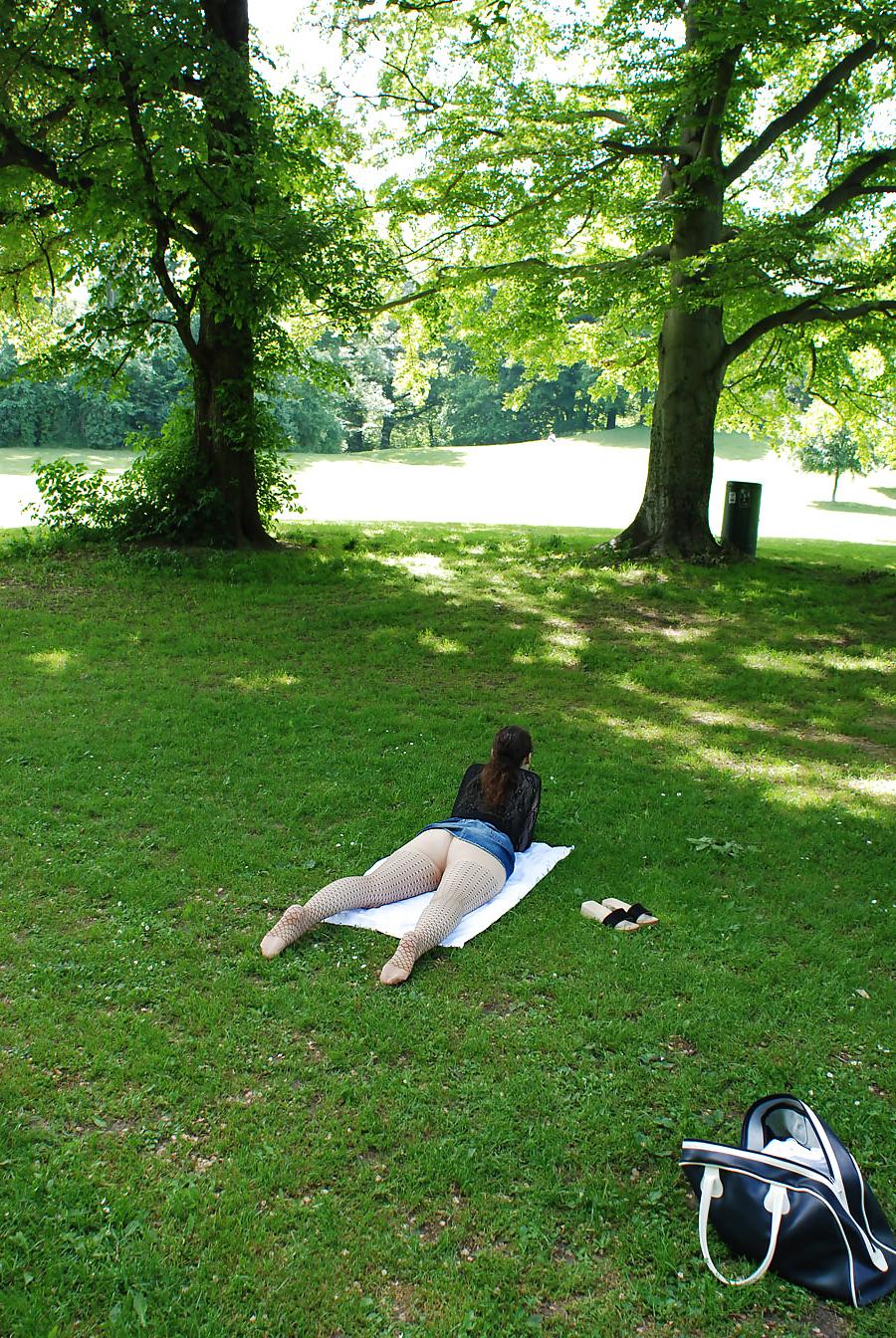 25P Zeigefreudig im Park , teasing at the public park