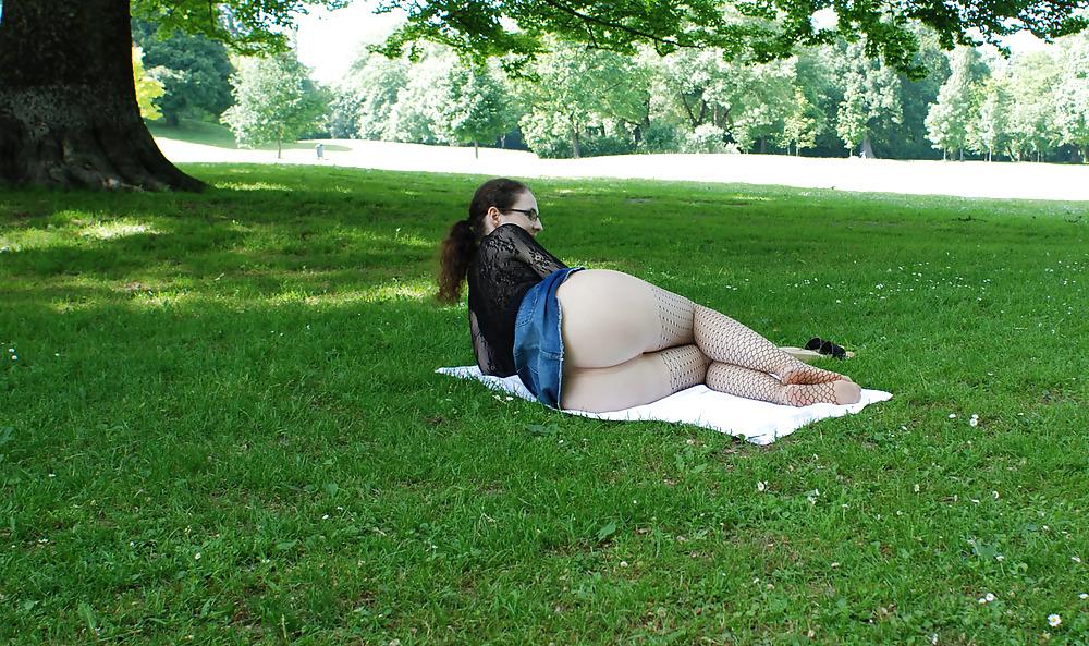 25P Zeigefreudig im Park , teasing at the public park