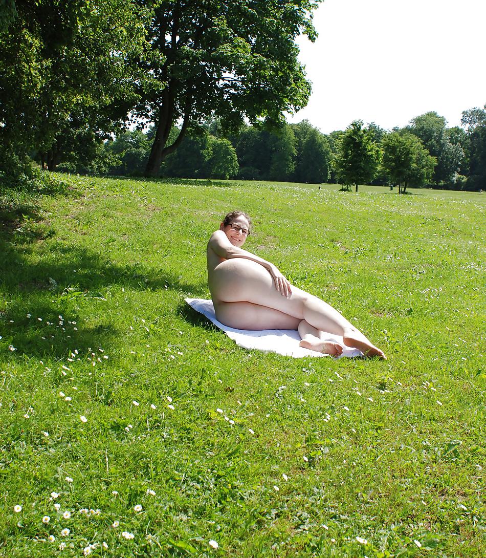 25P Zeigefreudig im Park , teasing at the public park