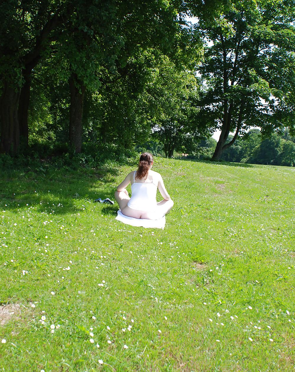 25P Zeigefreudig im Park , teasing at the public park