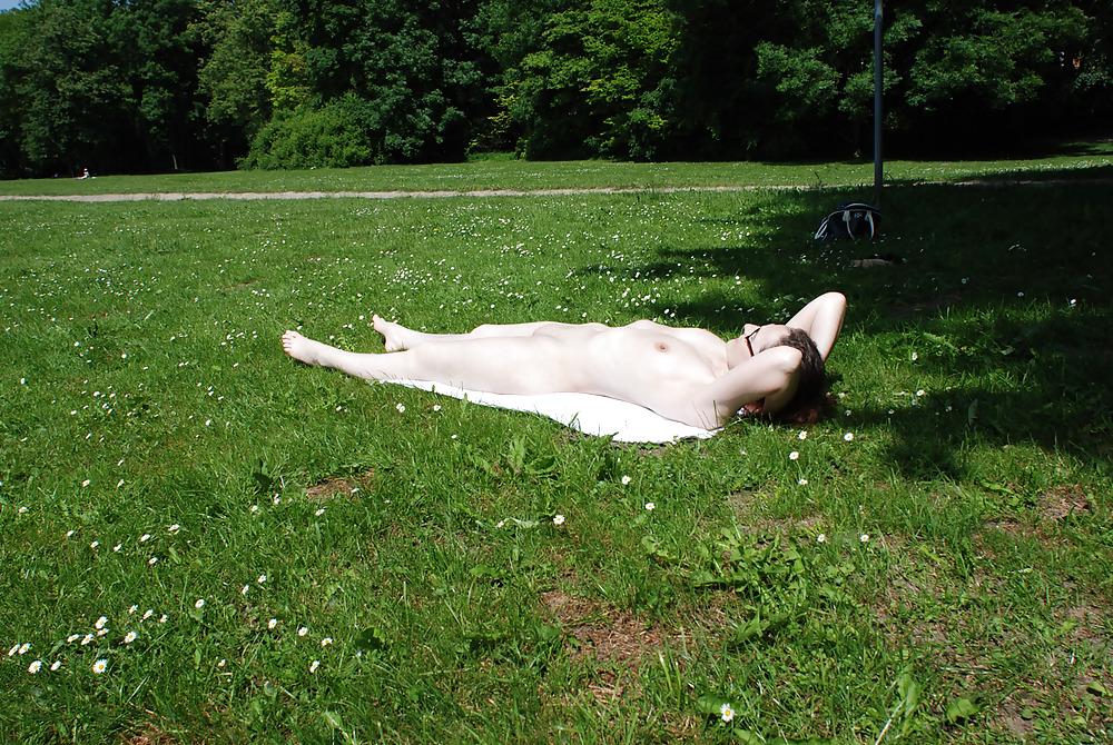 25P Zeigefreudig im Park , teasing at the public park