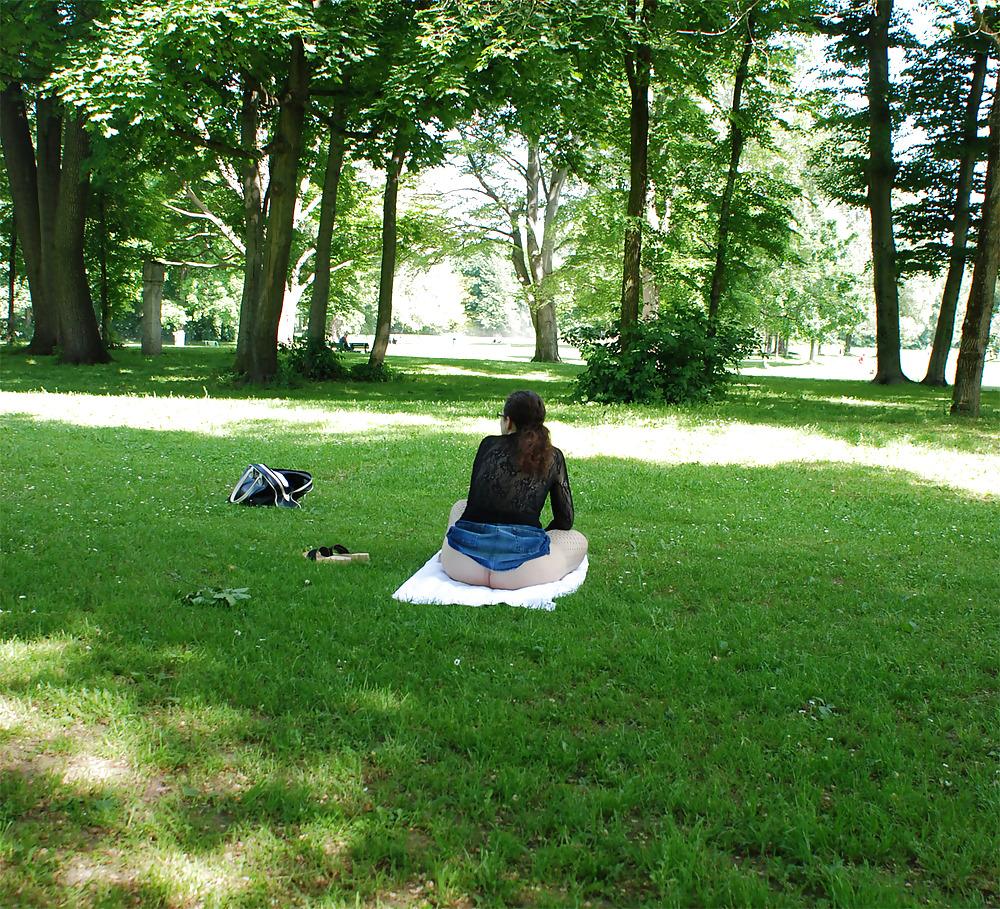 25P Zeigefreudig im Park , teasing at the public park