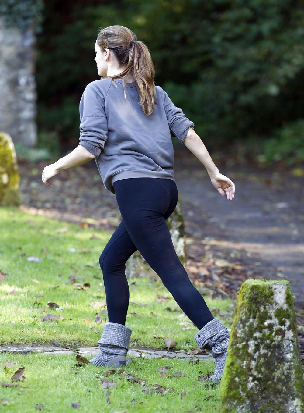 15P Kelly Brook showing off her ASS outside her home 