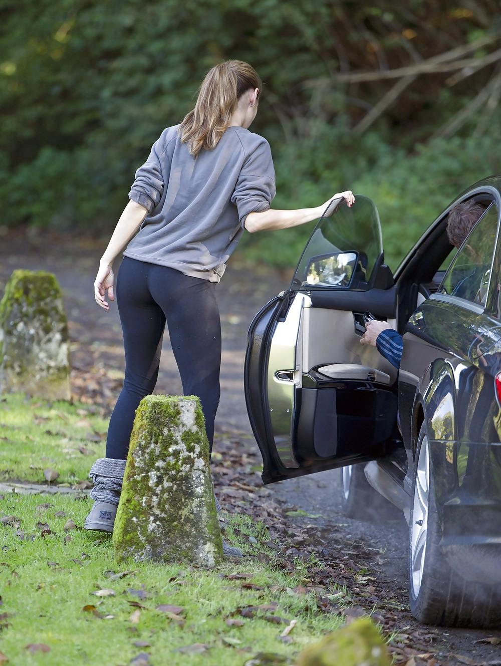 15P Kelly Brook showing off her ASS outside her home 