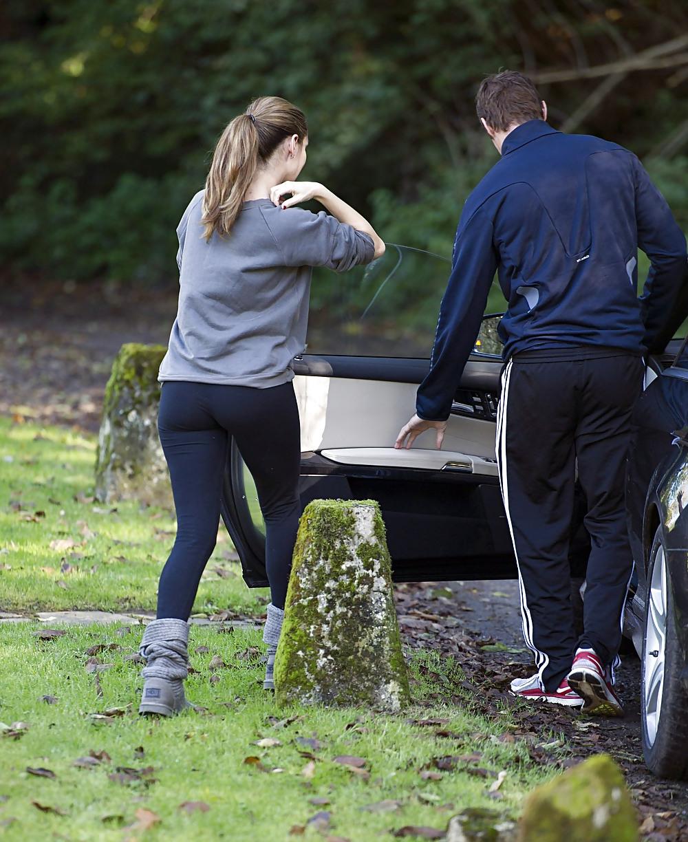 15P Kelly Brook showing off her ASS outside her home 