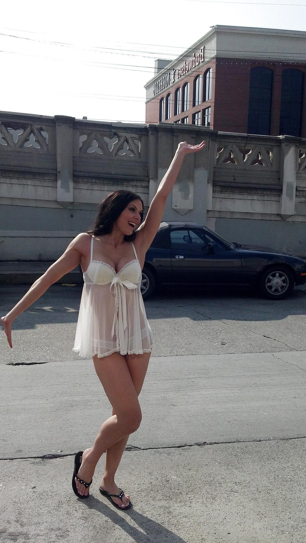 6P Adrianne Curry Looking Hot in Photoshoot Behind the Scenes