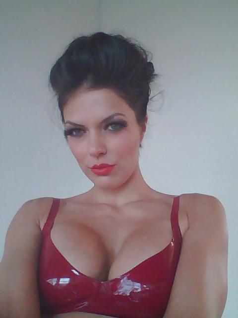 6P Adrianne Curry Looking Hot in Photoshoot Behind the Scenes