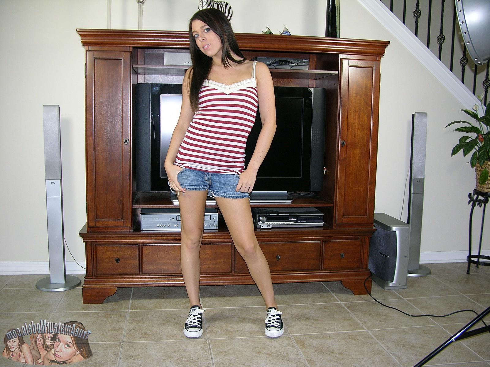 12P Shorts Pulled Down To Expose Teen Butthole - TrueAmateurModels.com