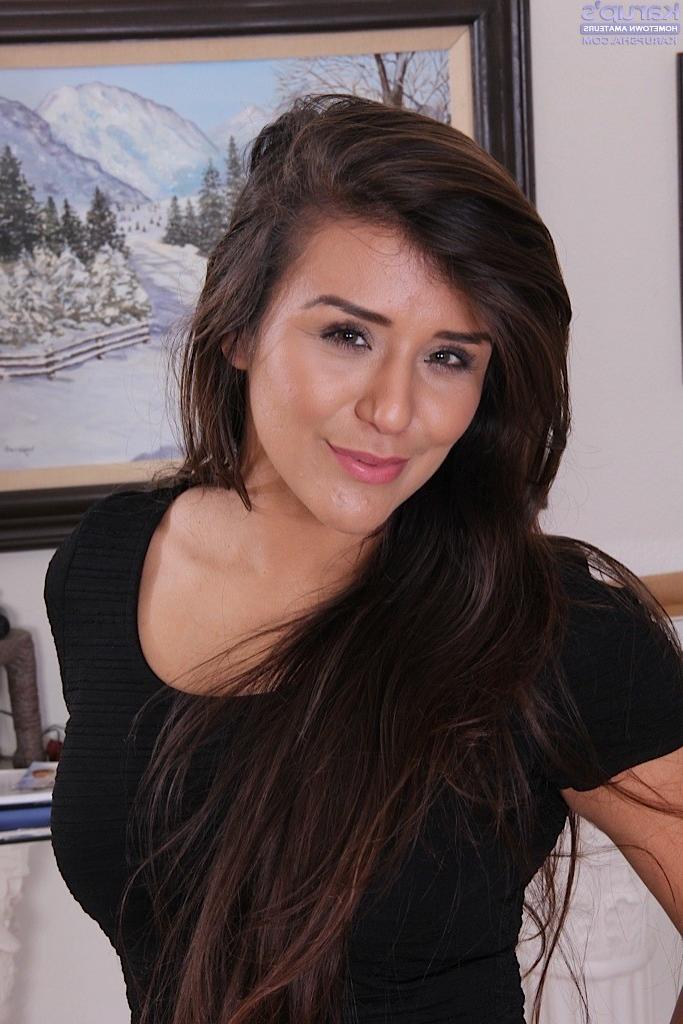 15P Sexy amateur Niki Porter spreads her tight asshole