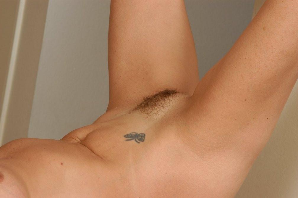 12P amateur granny posing nude on the floor