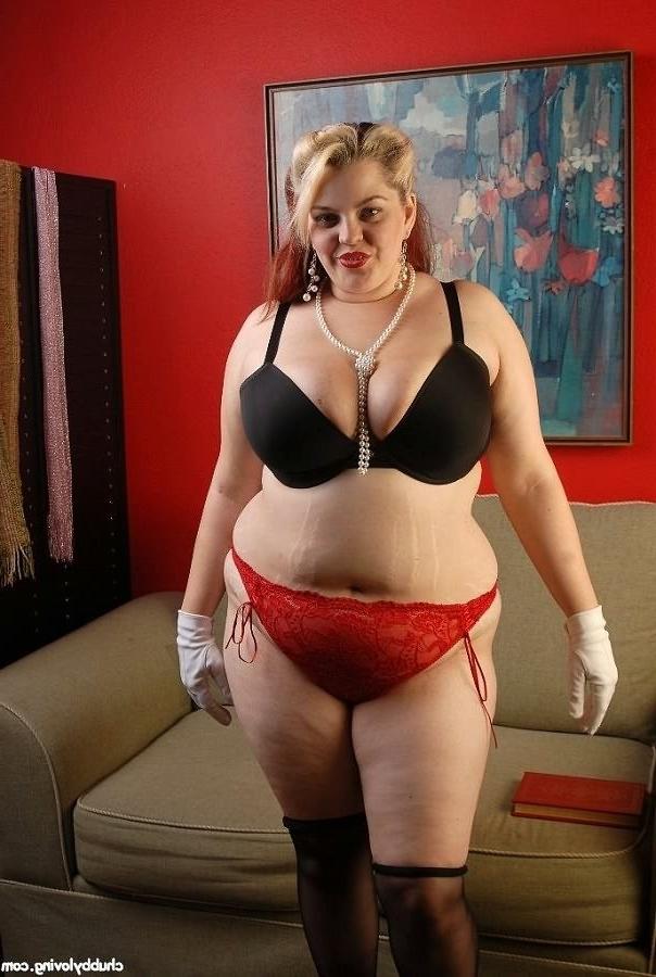 16P Naughty fat Buxom Bella getting naked and teasing nude