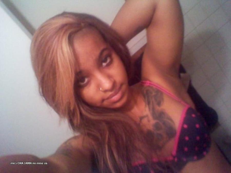 12P Amateur inked girlfriend camwhoring in her bedroom