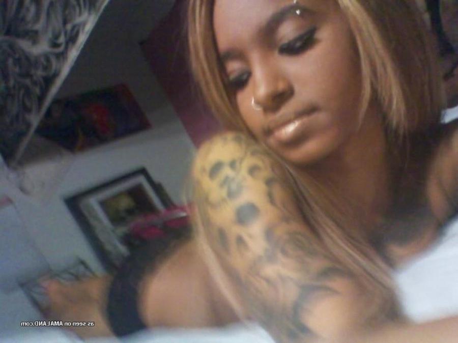 12P Amateur inked girlfriend camwhoring in her bedroom