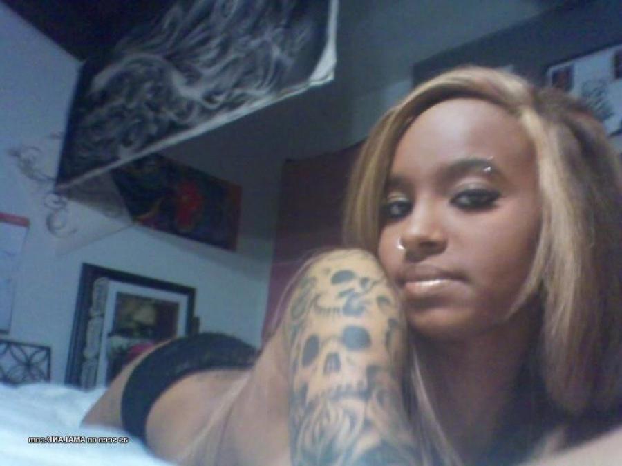 12P Amateur inked girlfriend camwhoring in her bedroom