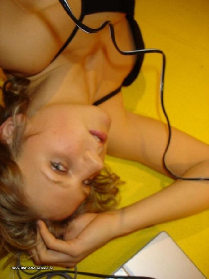 12P Wild amateur girlfriend selfshooting in her bedroom