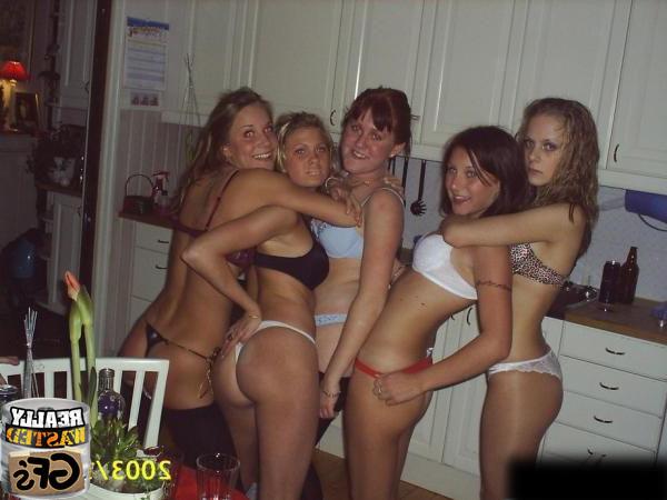15P Drunk amateur girlfriends partying and flashing