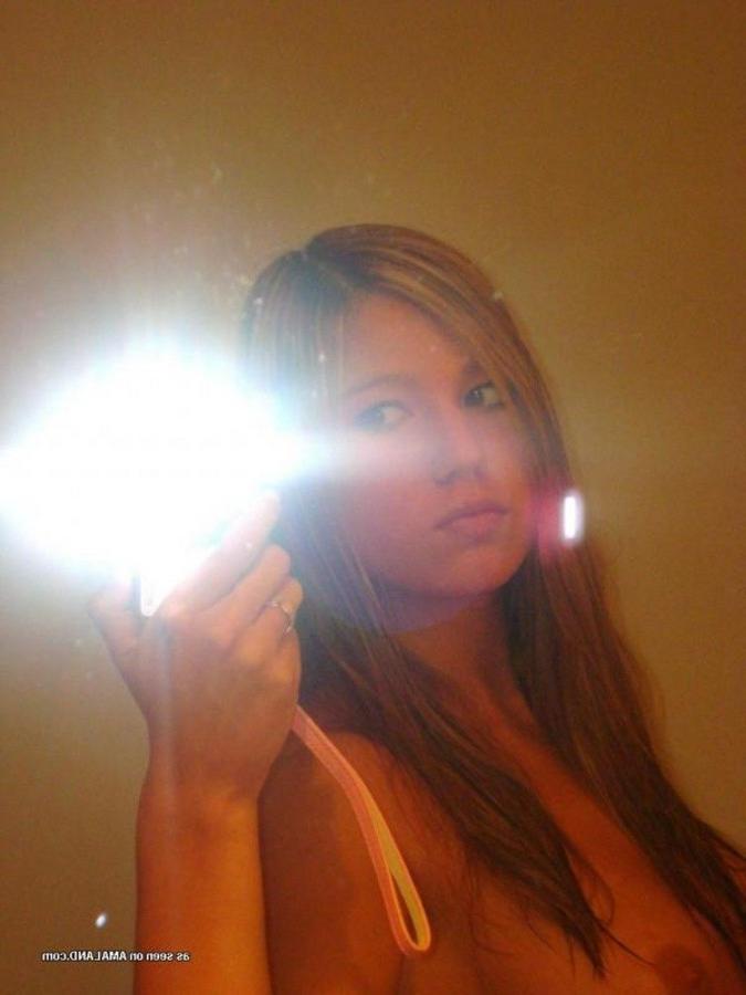 12P Sexy amateur hottie selfshooting in her bedroom