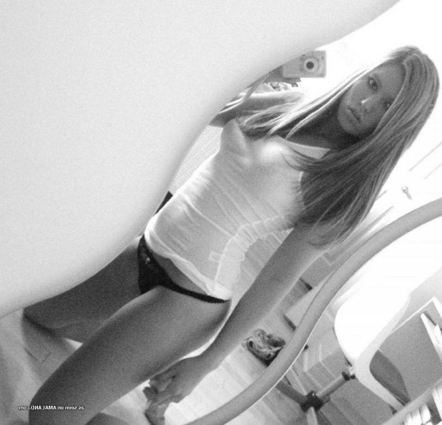 12P Sexy amateur hottie selfshooting in her bedroom