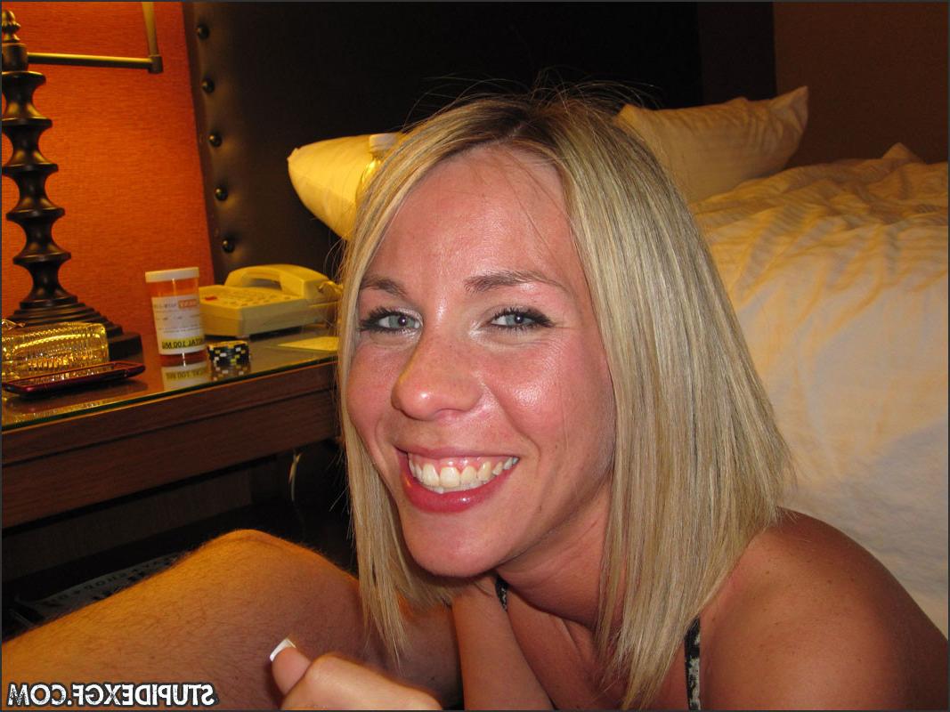 16P Amateur exgf slut posing naked