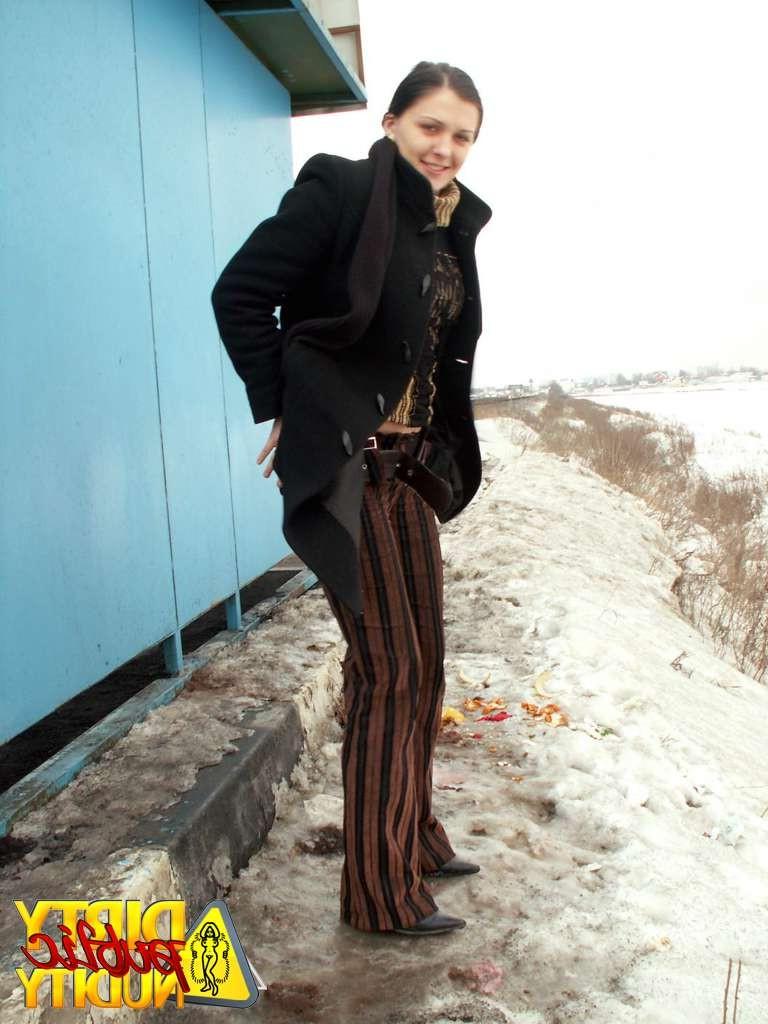 15P Melany pissing behind the busstop