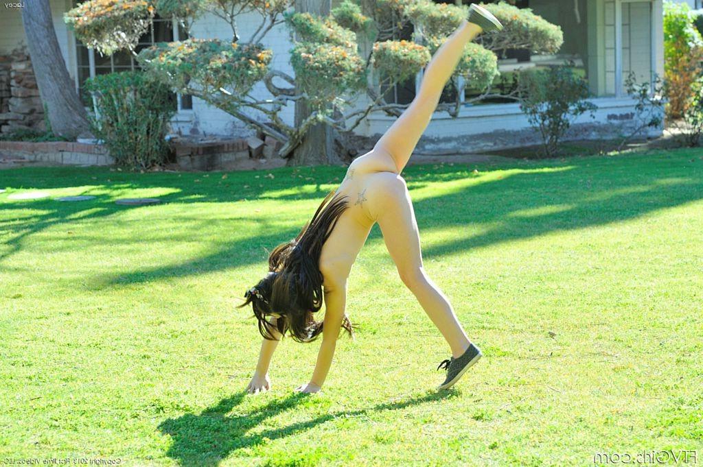 15P Vibrant teen amateur does naked cartwheels in park