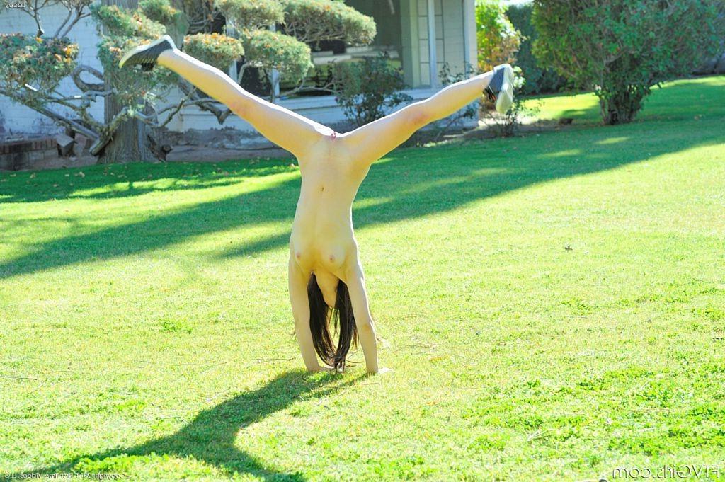 15P Vibrant teen amateur does naked cartwheels in park