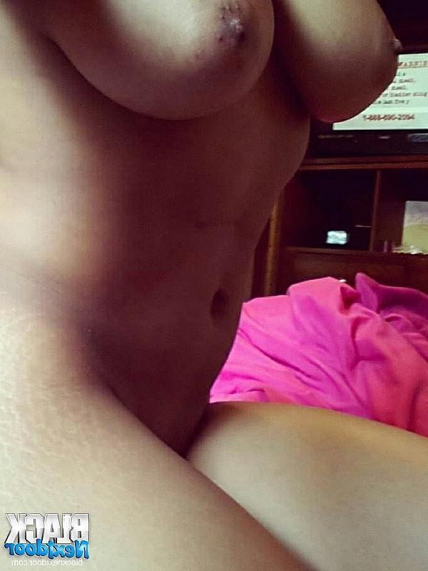 10P Busty college teen loves to share her nude photos