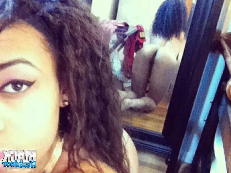 10P Busty college teen loves to share her nude photos