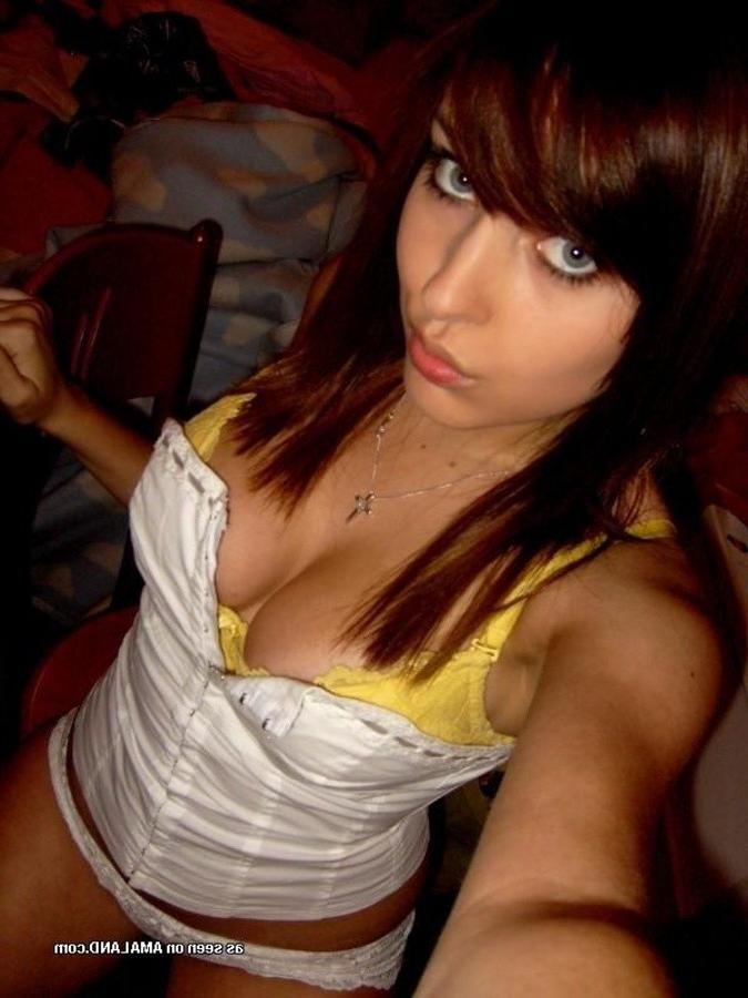 11P Pictures of a sizzling amateur bombshell's sexy selfpics