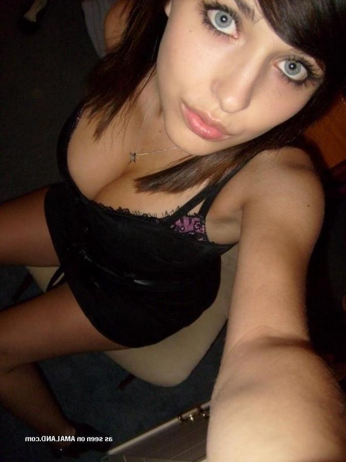11P Pictures of a sizzling amateur bombshell's sexy selfpics