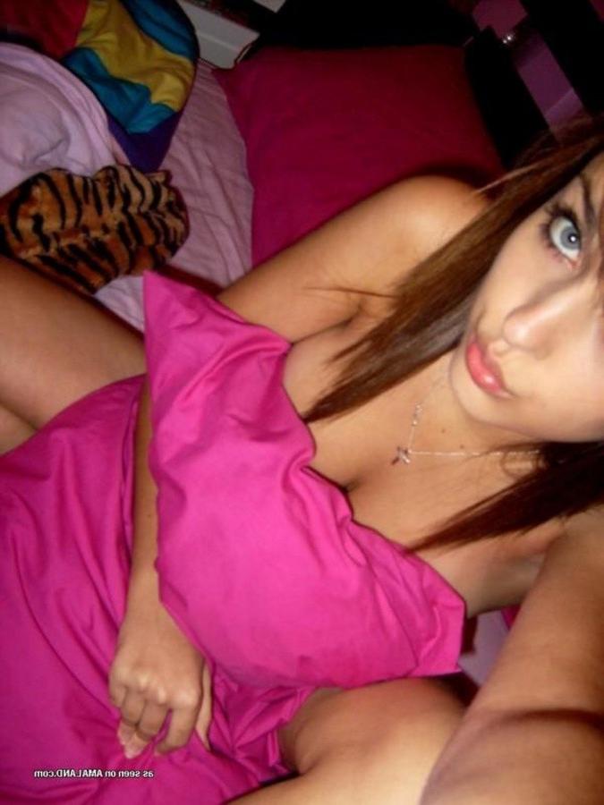 11P Pictures of a sizzling amateur bombshell's sexy selfpics