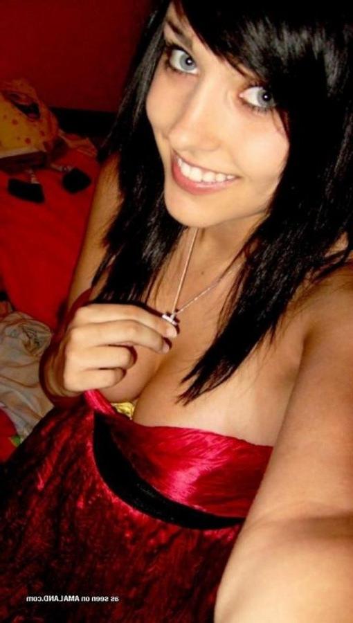 11P Pictures of a sizzling amateur bombshell's sexy selfpics