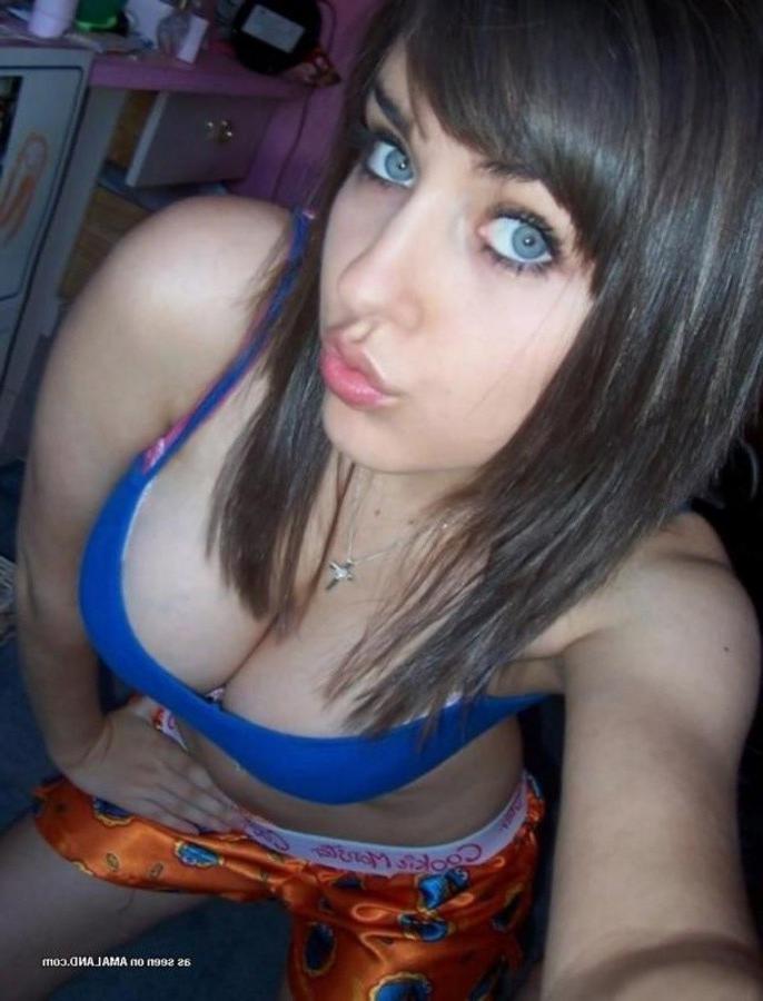 11P Pictures of a sizzling amateur bombshell's sexy selfpics