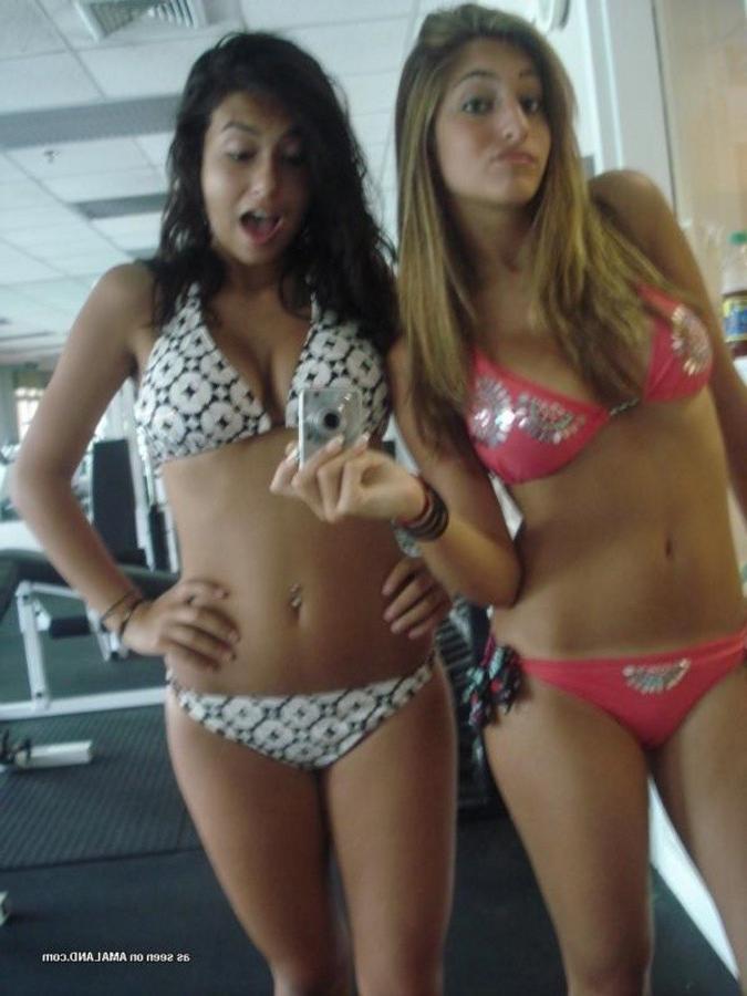 9P Photos of two amateur sexy teen lesbo lovers posing