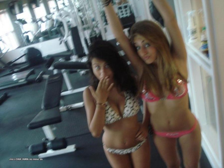 9P Photos of two amateur sexy teen lesbo lovers posing