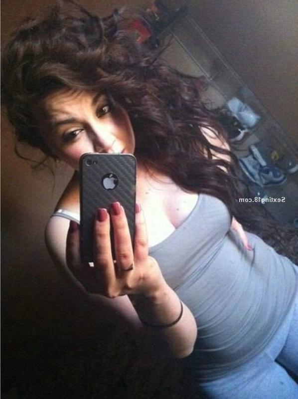 21P Amateur babes share dirty pics