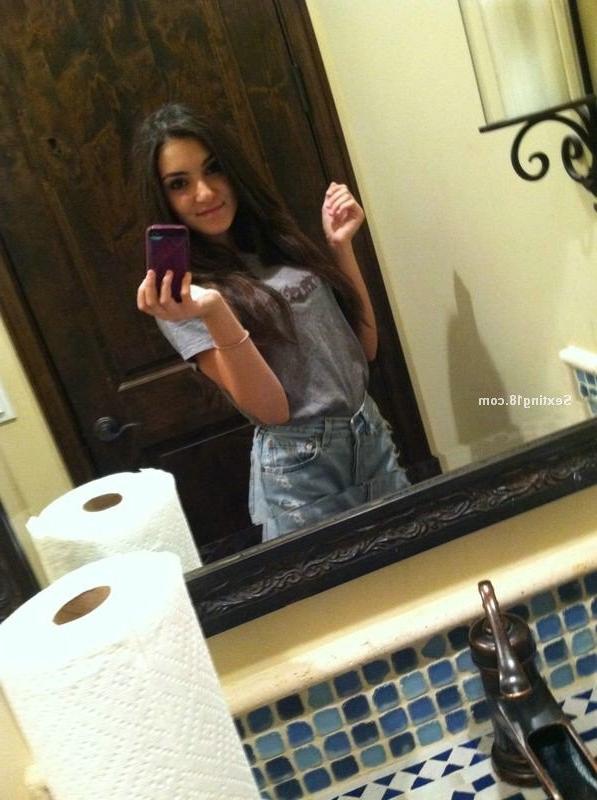 21P Amateur babes share dirty pics