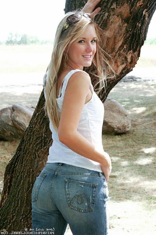 15P Gorgeous teen in jeans strips to her panties outdoors