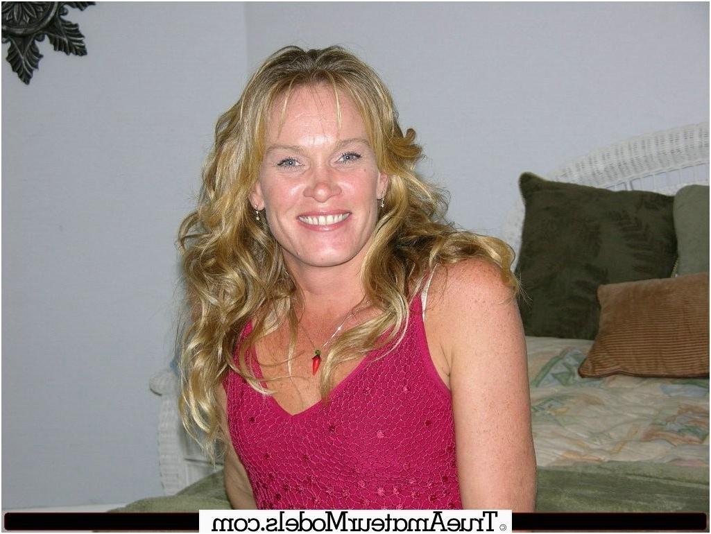 10P Amateur  Year Old Soccer Mom Spreads Apart Pussy And Asshole